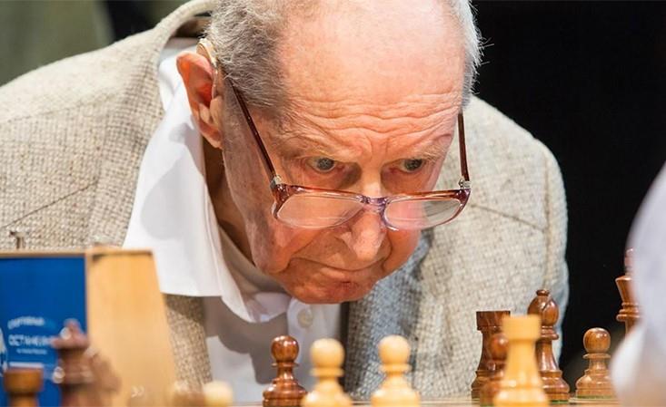 وفاة يورى أفرباخ أكبر أستاذ في الشطرنج على المستوى العالمي