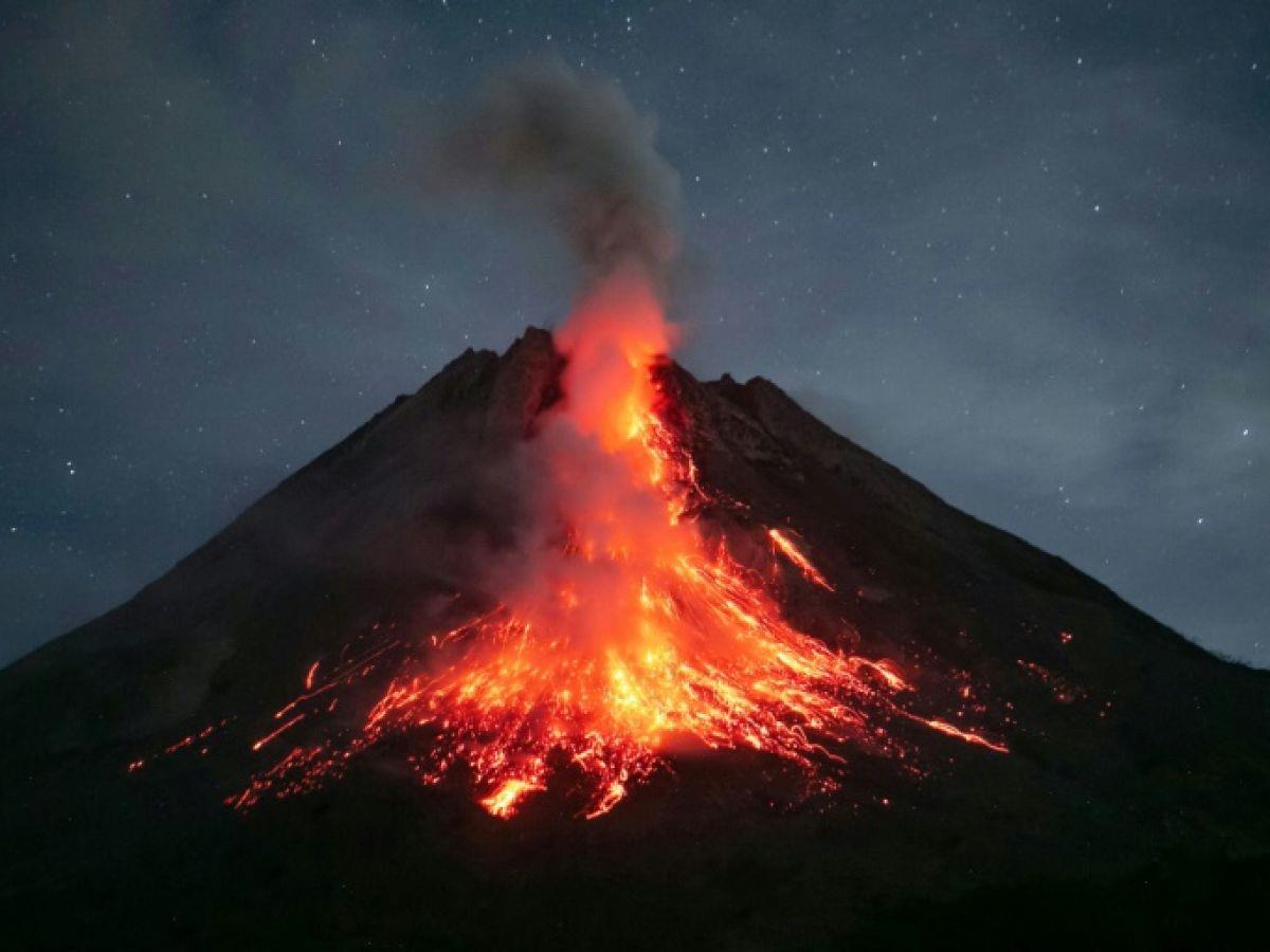 Eruption volcanique dans l'est de l'Indonésie, le niveau d'alerte relevé

