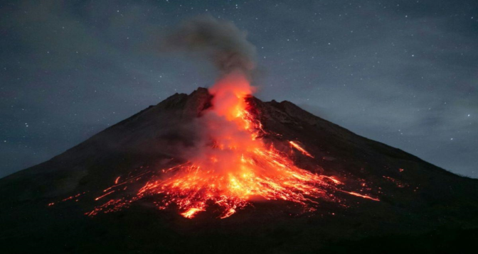 Eruption volcanique dans l'est de l'Indonésie, le niveau d'alerte relevé


