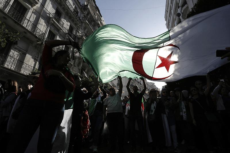 الجزائر: حراك الداخل ينتقد انتهاك الحريات النقابية وحراك الخارج يجدد التعبئة في مواجهة مناورات السلطة