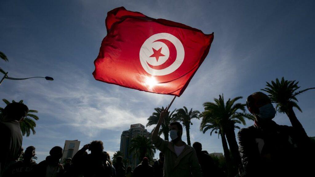 تونس: أنصار الرئيس يخرجون في مظاهرة داعمة لسياساته ومناوئة للأحزاب