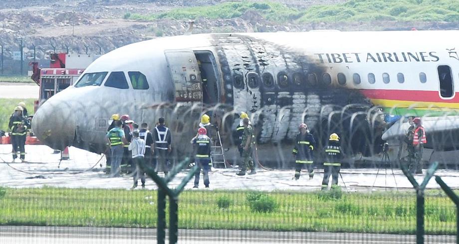 الصين.. إصابة 25 شخصا إثر انحراف طائرة ركاب عن المدرج