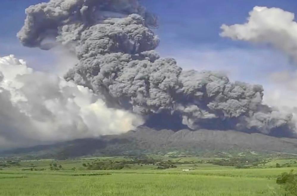 Philippines: un volcan en éruption, projection de débris à plusieurs kilomètres