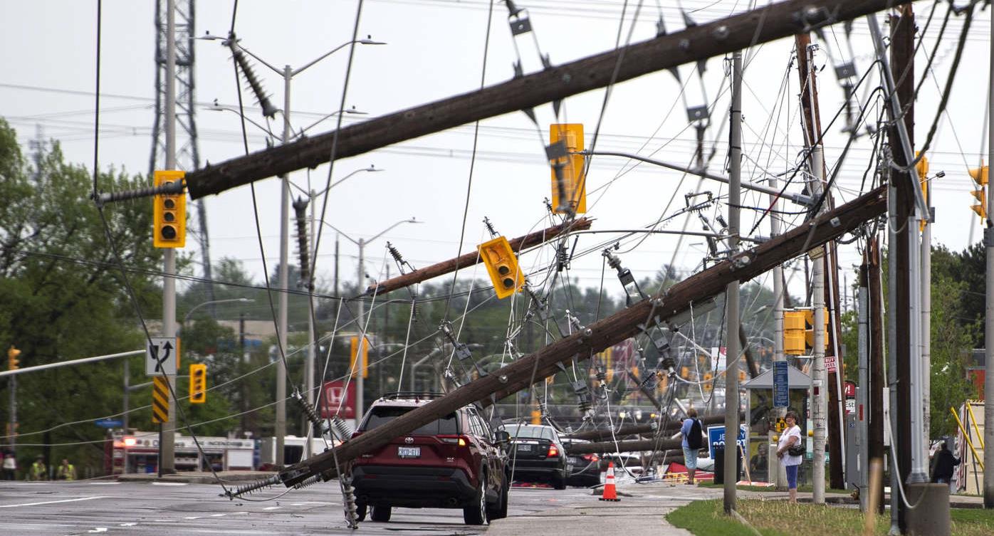 قتلى وانقطاع الكهرباء عن 900 ألف منزل جراء عواصف في كندا