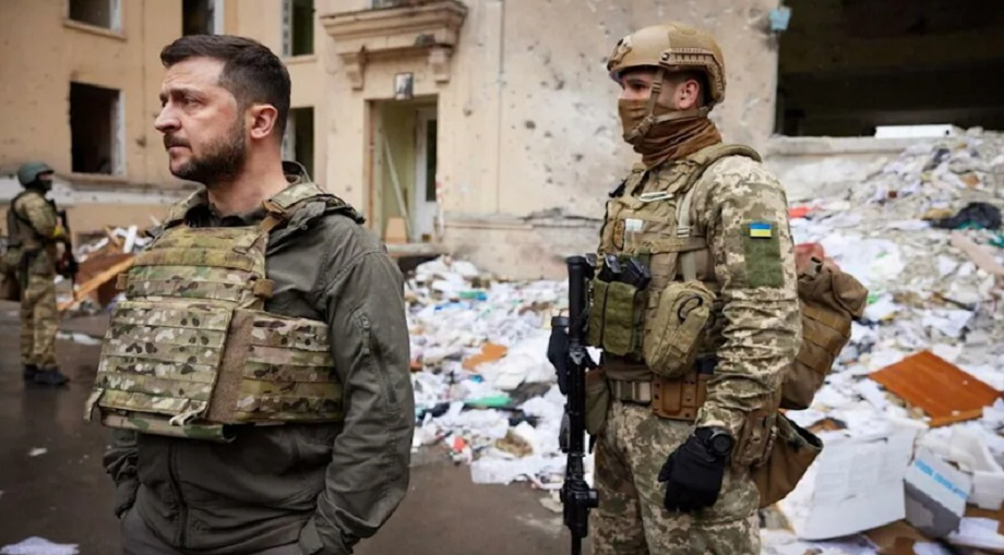 Ukraine: Pour la première fois depuis le début du conflit, Zelensky sur les lignes de front de Kharkiv 


