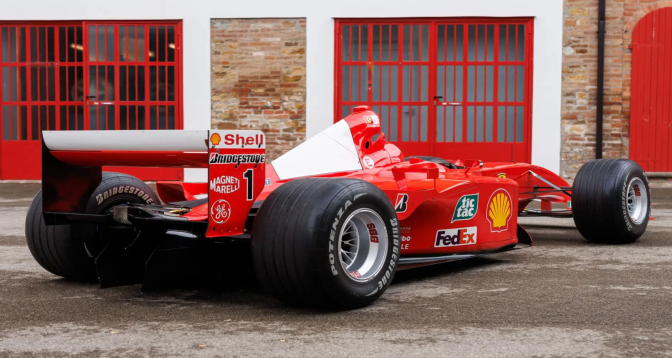 Record aux enchères : une Ferrari F2001 de Schumacher cédée pour près de 16 millions d’euros

