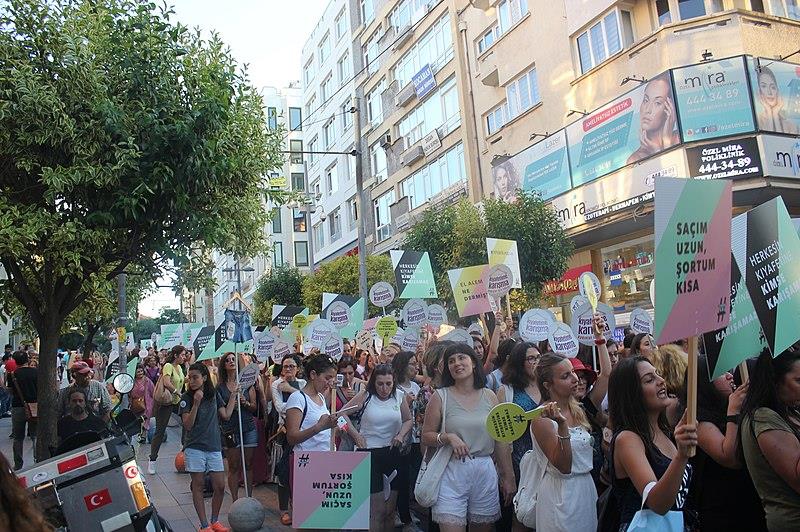 Turquie : manifestation de femmes avant l'ouverture du procès d'une ONG féministe
