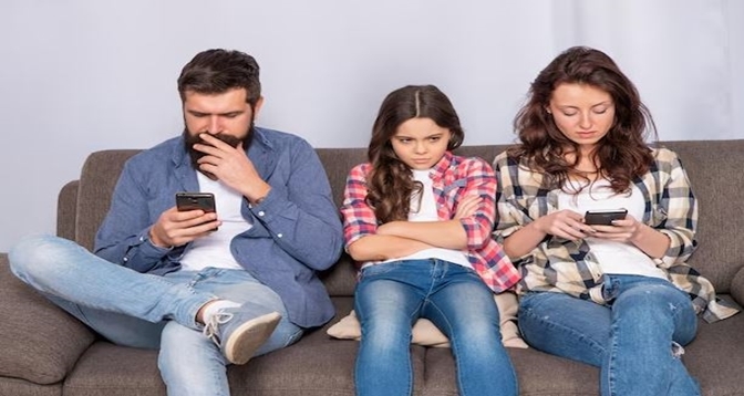هيئة الصحة العامة السويدية توصي الأهالي بترك هواتفهم جانبا في حضور أطفالهم