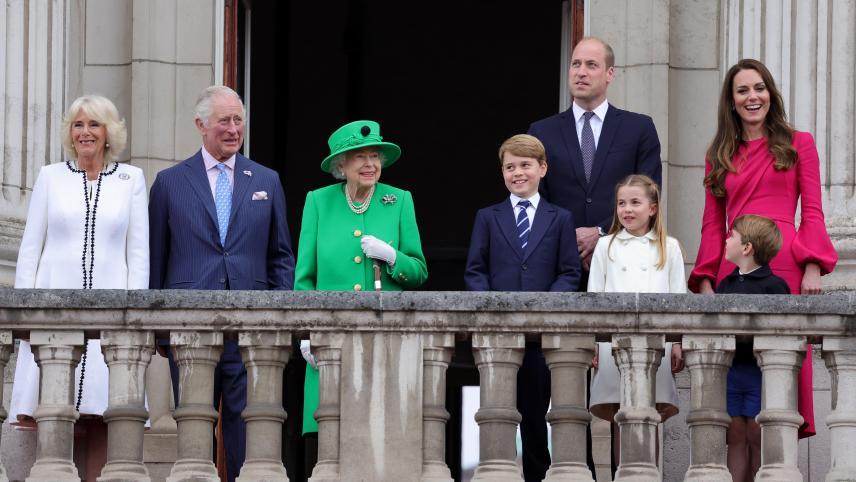 Dernier jour du jubilé: Elizabeth II fait une apparition surprise