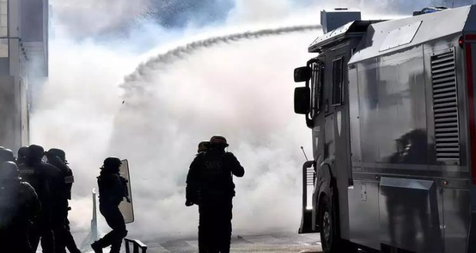 Nantes : gaz lacrymogène et canon à eau pour disperser les manifestants