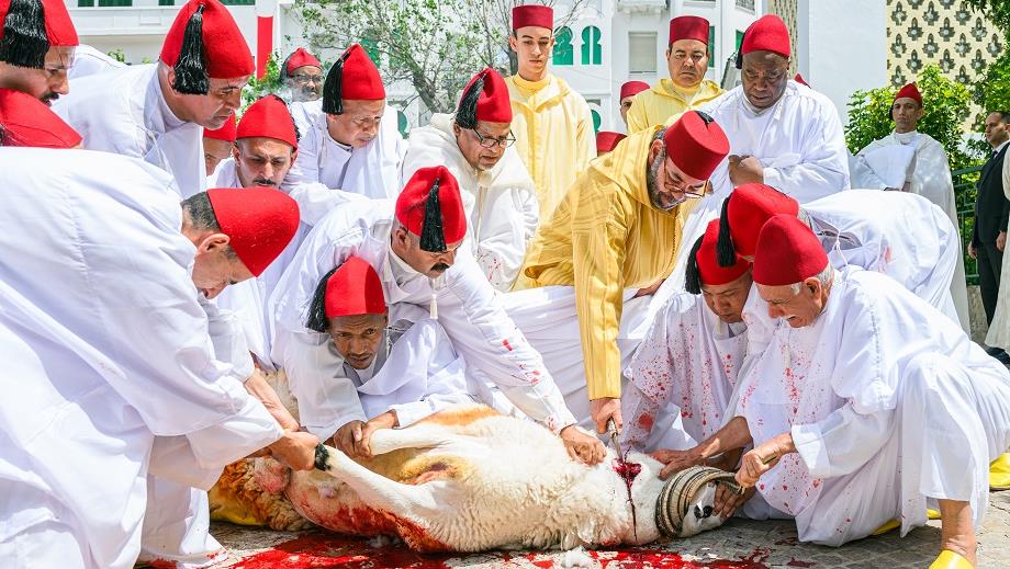 SM le Roi, Amir Al-Mouminine, accomplit la prière de l'Aïd Al-Adha à la mosquée Hassan II à Tétouan et reçoit les vœux en cette heureuse occasion