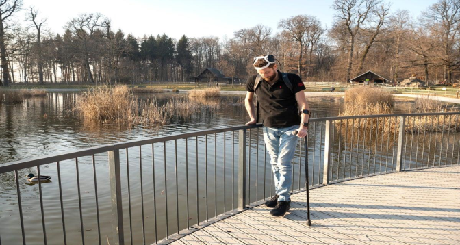 شخص أصيب بالشلل يستعيد قدرته على المشي بفضل تقنية "الجسر الرقمي"