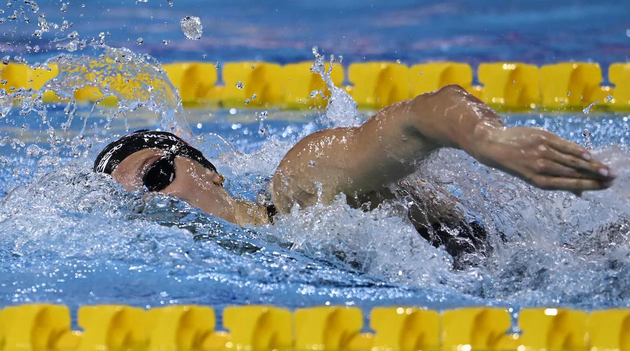 la Canadienne Summer McIntosh bat le record du monde du 400 m nage libre
