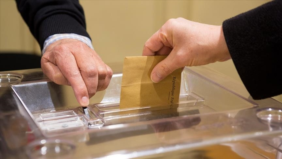 Les Français votent au 1er tour des législatives, le taux de participation à 18,43% à midi