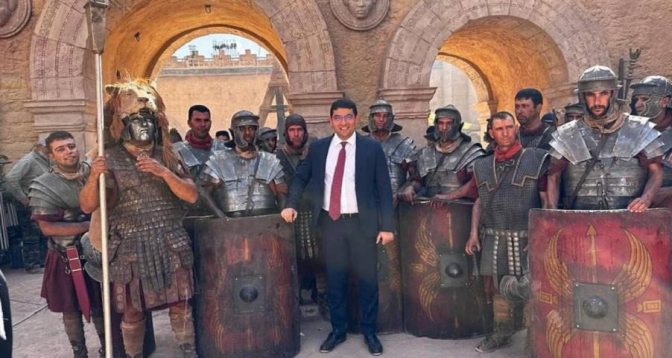 Bensaid effectue une visite au site de tournage du film "Gladiator 2" suite à un léger incendie