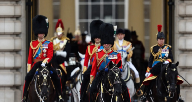 Le Royaume-Uni célèbre la première parade d'anniversaire du Roi Charles III

