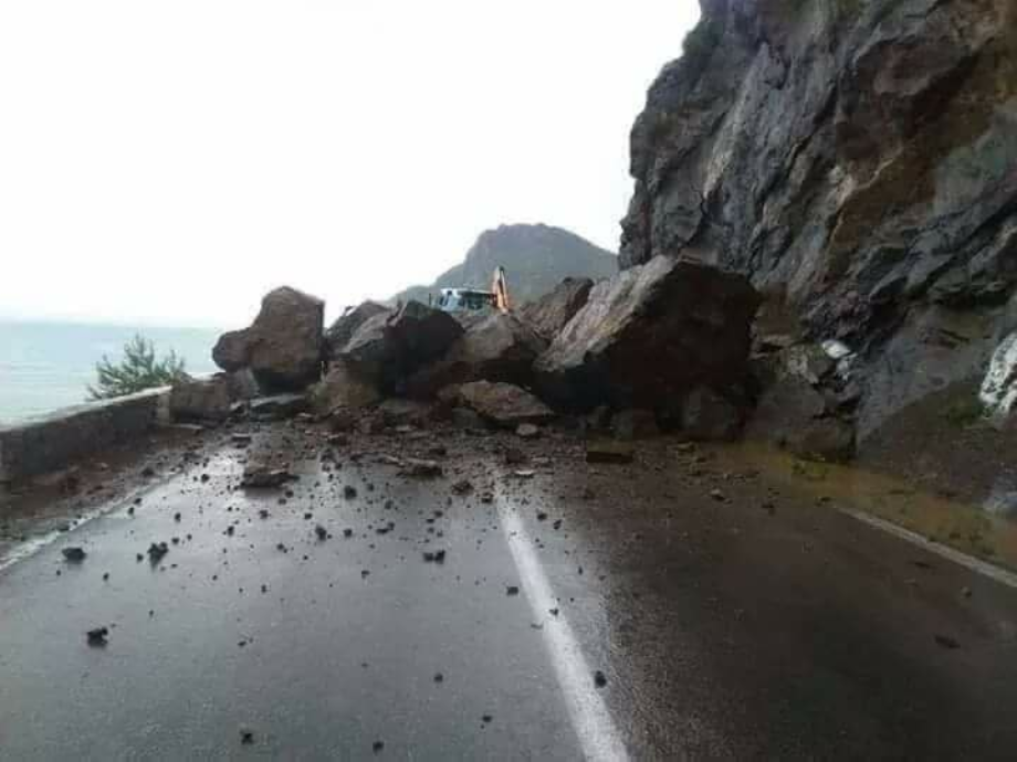 انهيار صخري يقطع مؤقتا حركة السير في "تيزي انتيشكا"