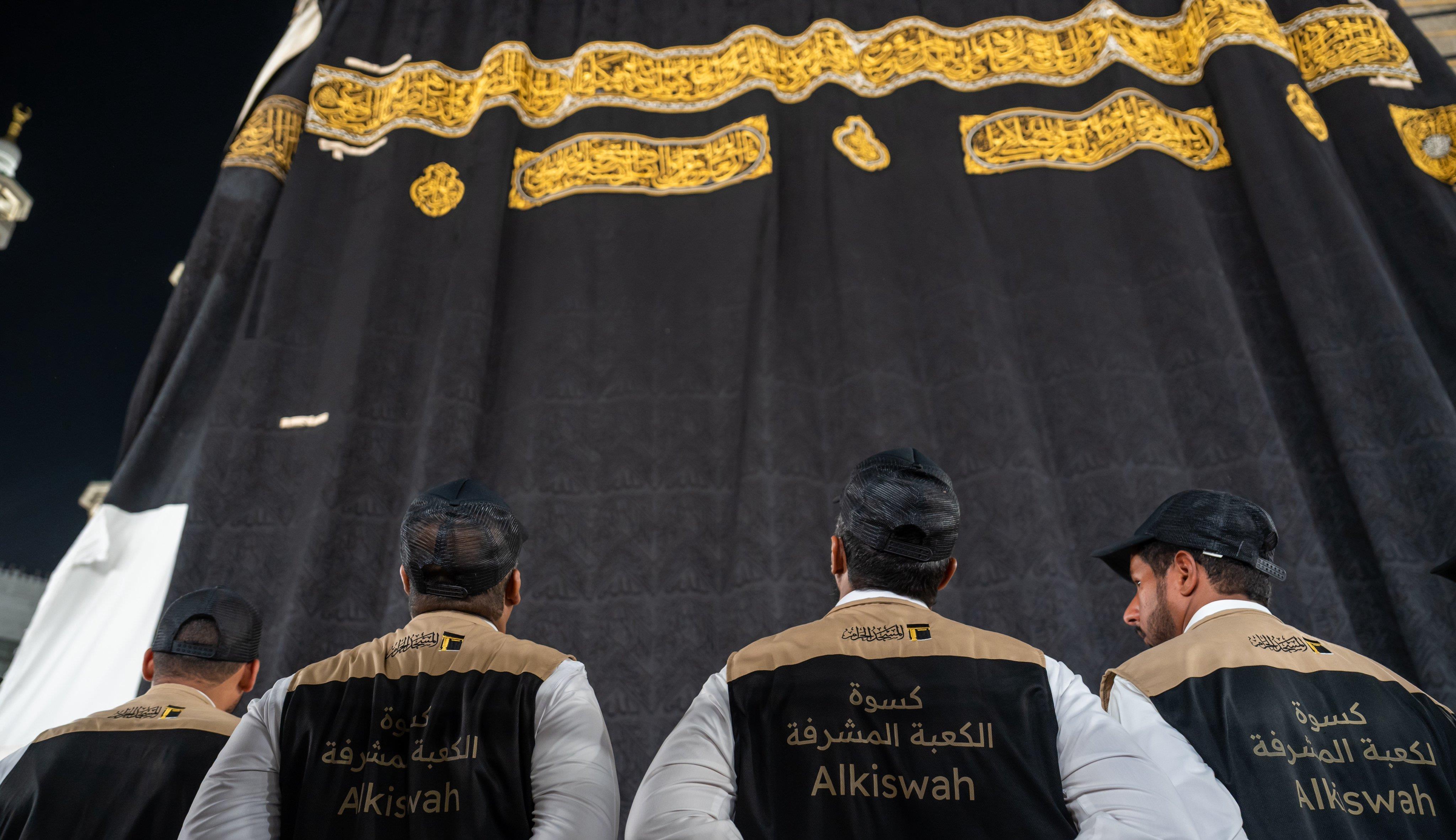 تثبيت كسوة الكعبة الجديدة على الجهات الأربع مع مطلع العام الهجري