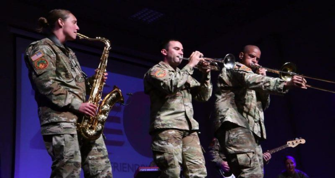 أكادير.. فرقة "فري غروف" للجيش الأمريكي تمتع جمهور سوس بروائع موسيقى الجاز
