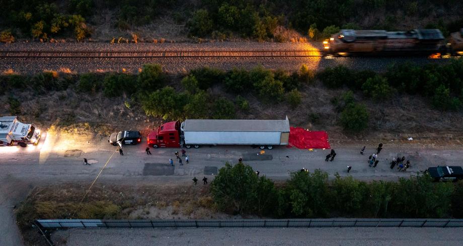 العثور على جثث أكثر من 42 مهاجرا غير شرعي داخل شاحنة بتكساس