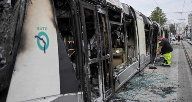 Violences urbaines : Bus et tramways suspendus en l’Île-de-France, couvre-feu dans deux villes

