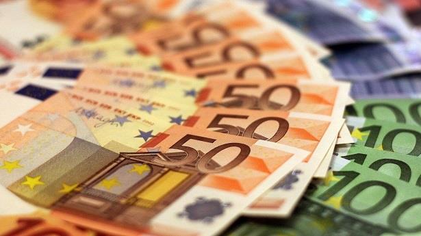 الأورو يسجل أدنى مستوى مقابل الدولار منذ 2002