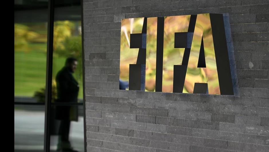فيفا" يصدر قرارات جديدة بشأن صحة وفترات راحة اللاعبين واللاعبات"