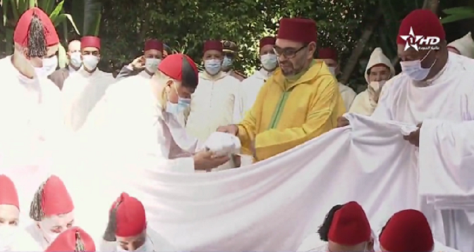 Le Roi Mohammed VI, Amir Al-Mouminine, accomplit la prière de l’Aïd Al-Adha et procède au rituel du sacrifice


