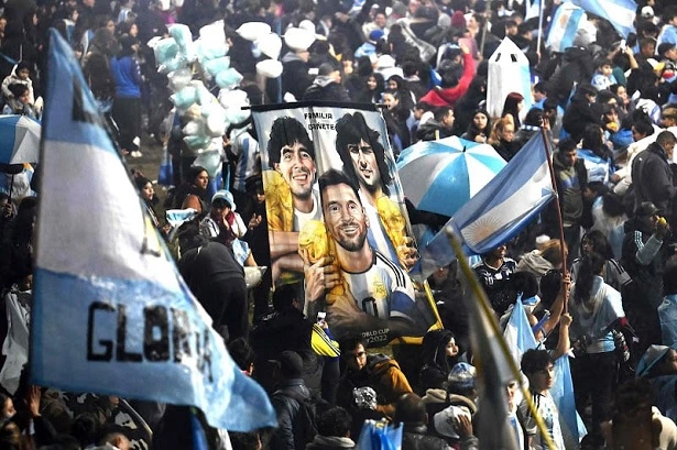 في غياب ميسي .. استقبال جماهيري حاشد لمنتخب الأرجنتين 