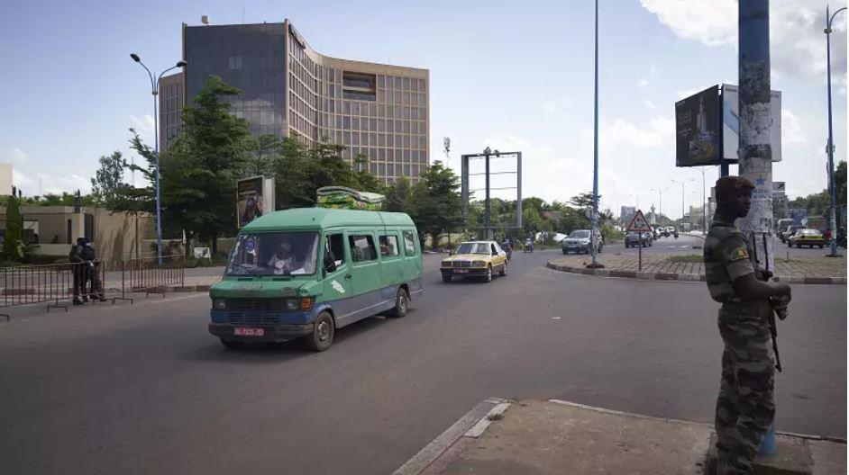 مالي: صد هجوم "إرهابي" بسيارتين مفخختين قرب باماكو