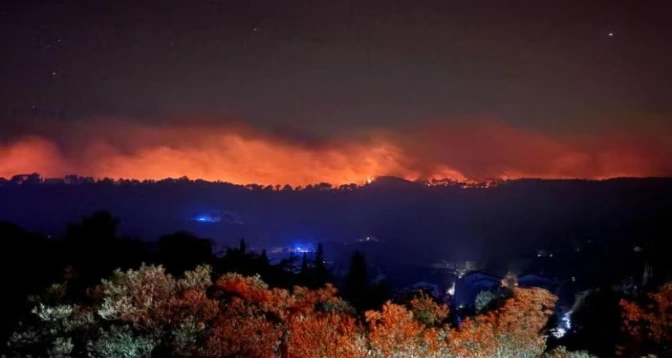 France : 2 550 ha partis en fumée dans le Var, des milliers de foyers sans électricité