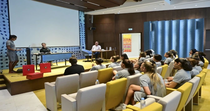 CAN féminine 2026 : la délégation de l&rsquo;équipe nationale reçoit la visite de Fouzi Lekjaa