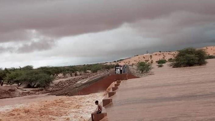 السيول الجارفة .. إنقاذ طفل شغل موريتانيا
