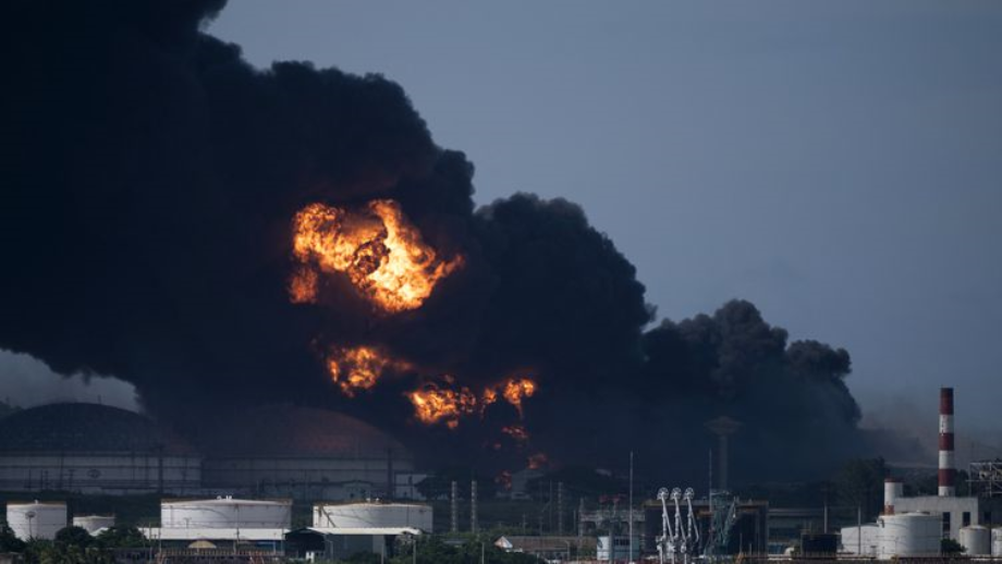 Cuba: au moins un mort dans l'incendie d'un dépôt pétrolier frappé par la foudre

