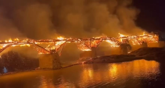 الصين: انهيار  أطول جسر خشبي عمره 900 سنة جراء حريق