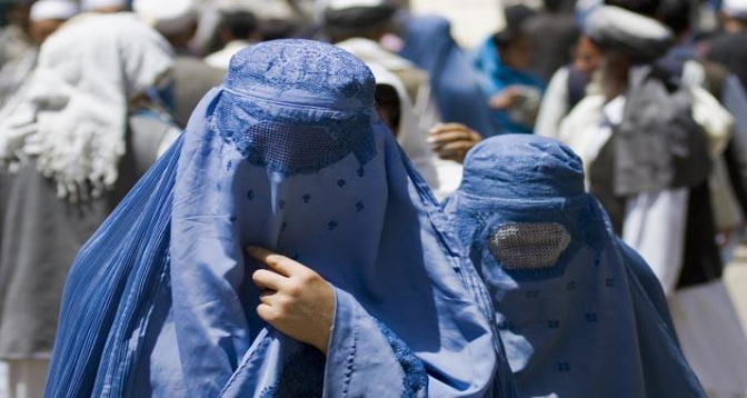 Afghanistan: L’ONU s’alarme des restrictions imposées aux femmes