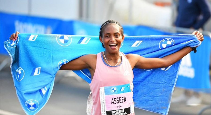 L'Éthiopienne Tigst Assefa bat le record du monde du marathon féminin à Berlin

