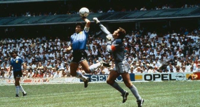 Le ballon du but controversé de Maradona contre l'Angleterre au Mondial 1986 mis aux enchères
