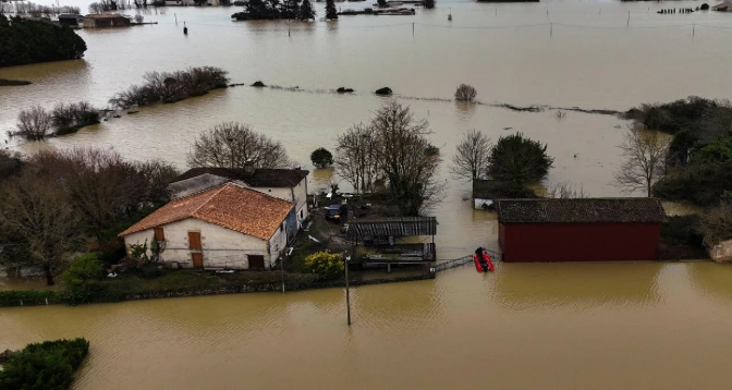 Crues en France : 7 départements du sud en alerte, plusieurs autoroutes coupées