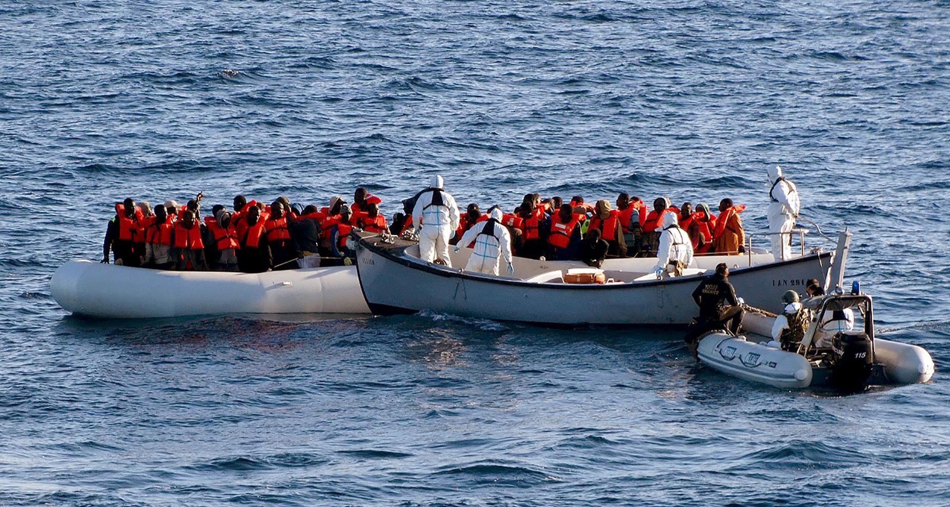 L'Italie: plusieurs centaines de migrants sauvés débarquent en Sicile