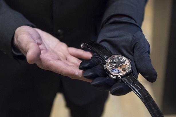 بيع ساعة نادرة في جنيف بـ 2.4 مليون دولار