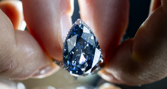 Un rare diamant bleu adjugé plus de 25 millions de dollars à Genève