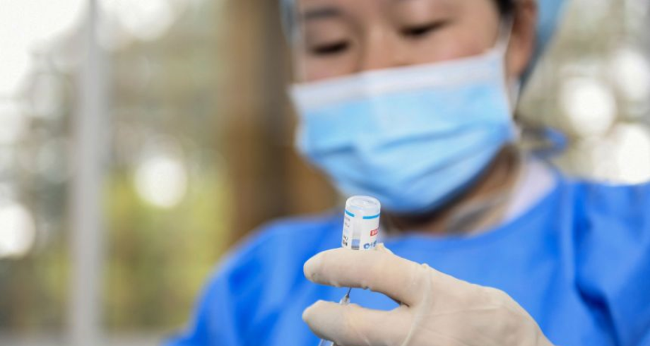 دواء صيني مضاد لكوفيد-19 يدخل مرحلة التجارب السريرية النهائية