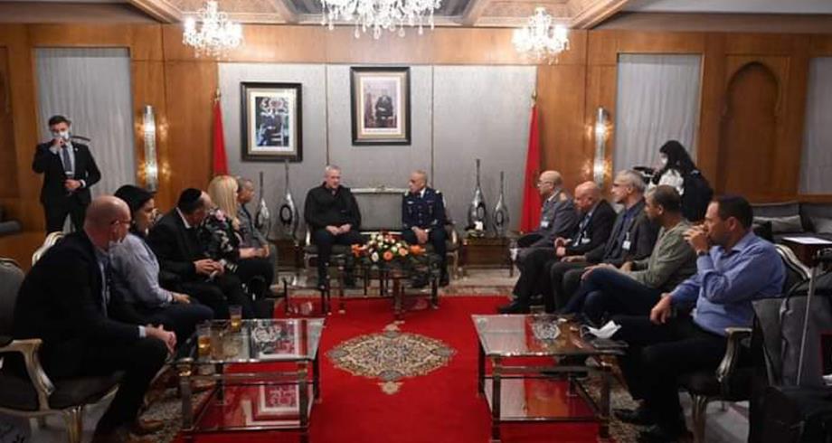 لوديي والجنرال دوكوردارمي المفتش العام للقوات المسلحة الملكية يستقبلان وزير الدفاع الإسرائيلي