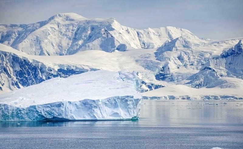 جبل جليدي عملاق ينجرف إلى ما وراء مياه القطب الجنوبي