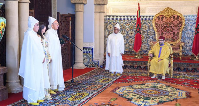 Sa Majesté le Roi Mohammed VI reçoit les nouveaux membres nommés à la Cour Constitutionnelle et nomme son président