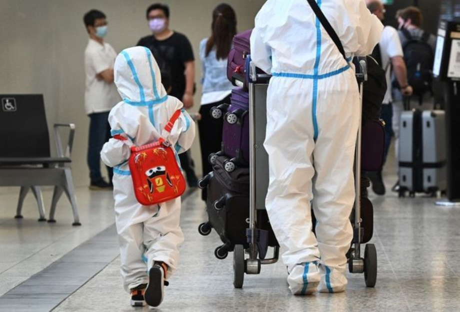 Omicron: faut-il tout verrouiller pour mieux contrôler la pandémie? L'analyse de Jacques Cohen