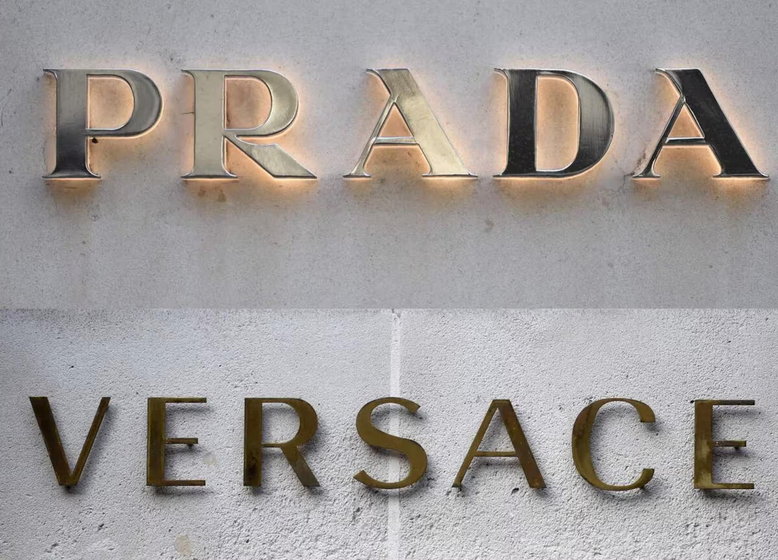 Prada acquiert Versace et forme un nouveau titan du luxe italien