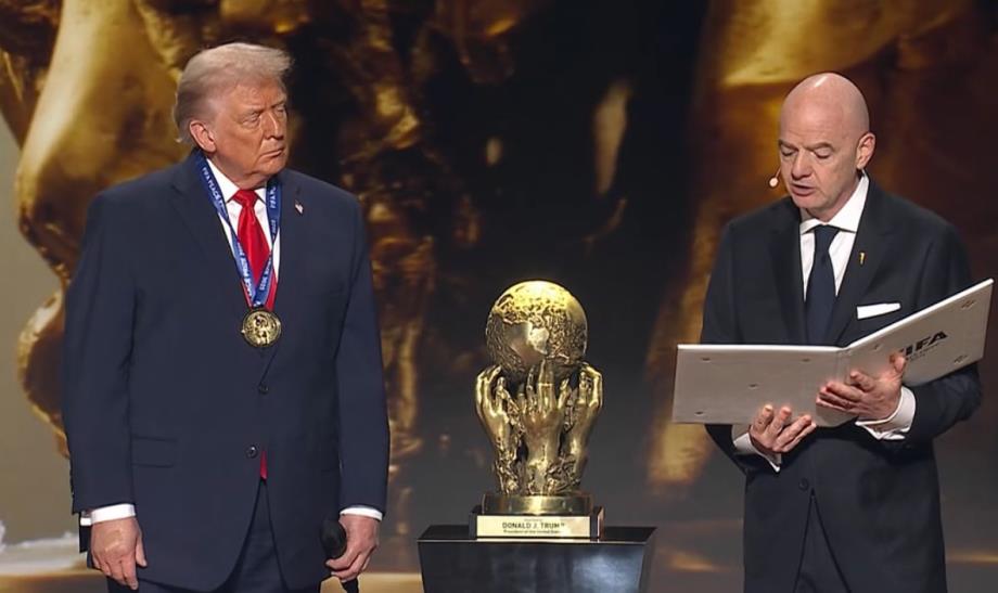 فيفا يمنح ترامب "جائزة السلام" في حفل قرعة كأس العالم