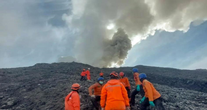 Éruption d’un volcan en Indonésie: le bilan passe à 23 morts